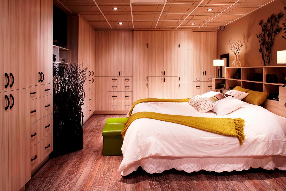 Стильный дизайн: большая спальня на антресоли в современном стиле с коричневыми стенами и полом из линолеума - последний тренд