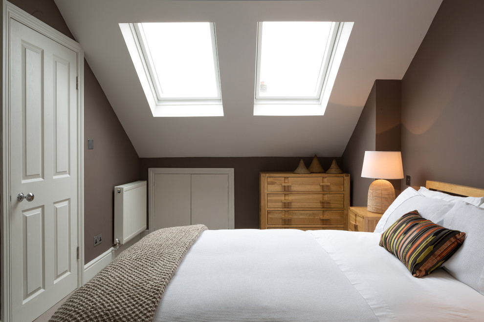 Пример оригинального дизайна: спальня в стиле неоклассика (современная классика) с коричневыми стенами и ковровым покрытием