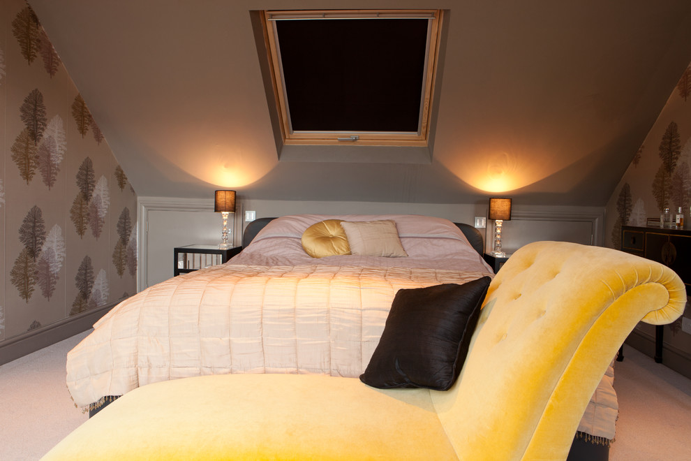 Mittelgroßes Modernes Schlafzimmer mit grauer Wandfarbe und Teppichboden in Kent