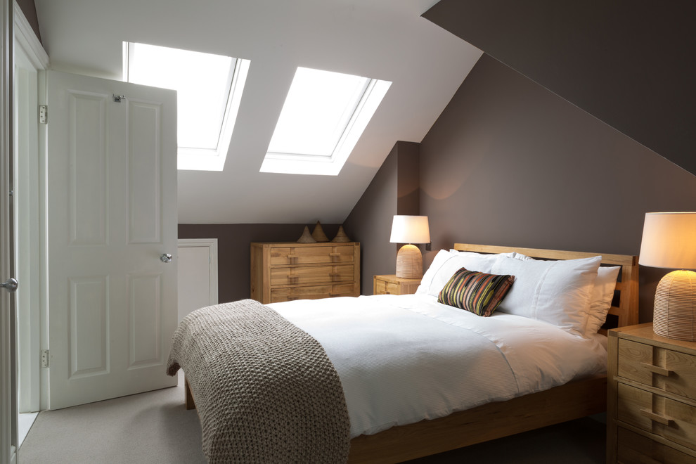 Ejemplo de dormitorio actual con paredes marrones, moqueta y techo inclinado