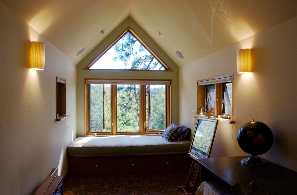 Kleines Modernes Schlafzimmer im Loft-Style mit gelber Wandfarbe, Korkboden und buntem Boden in San Francisco