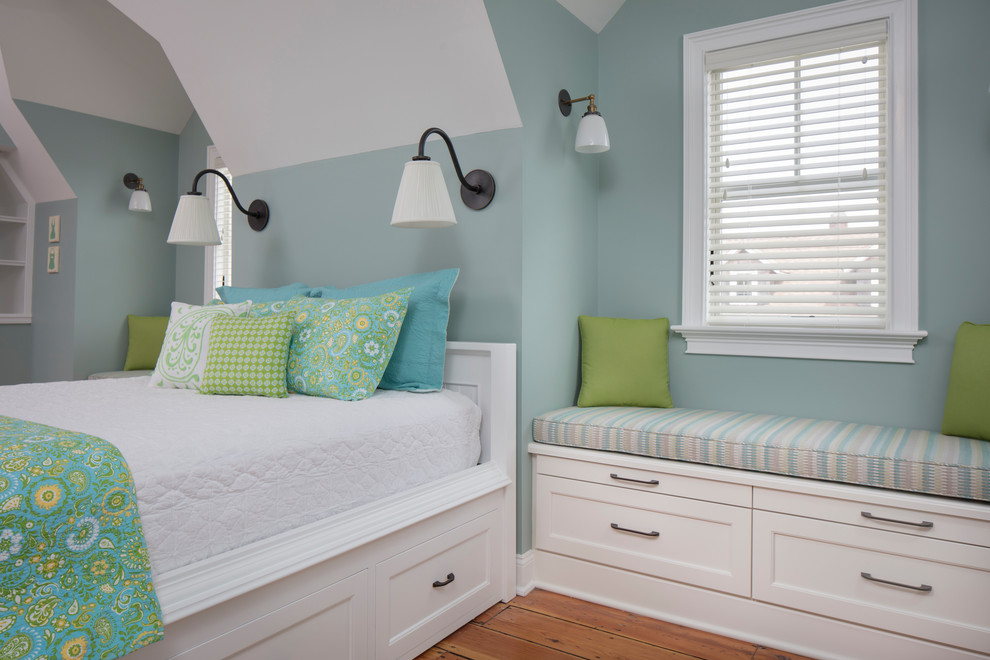 Стильный дизайн: большая спальня на антресоли в морском стиле с синими стенами, паркетным полом среднего тона и коричневым полом без камина - последний тренд