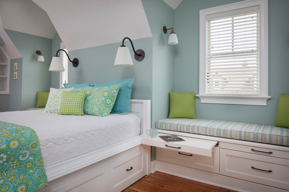 Idee per una grande camera da letto stile loft stile marinaro con pareti blu, pavimento in legno massello medio, pavimento marrone e nessun camino