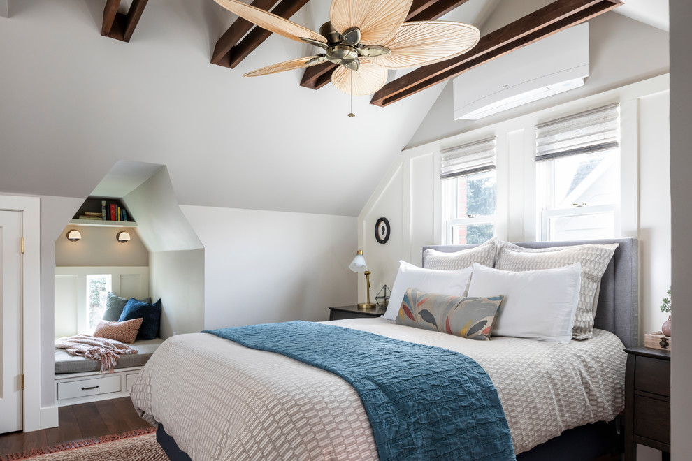 Стильный дизайн: хозяйская спальня среднего размера в стиле неоклассика (современная классика) с серыми стенами, темным паркетным полом и коричневым полом без камина - последний тренд