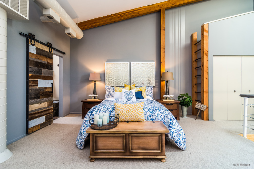 На фото: большая спальня на антресоли в стиле лофт с серыми стенами, ковровым покрытием и серым полом без камина