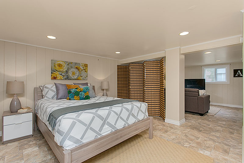 Immagine di una camera degli ospiti chic di medie dimensioni con pareti beige e pavimento in linoleum
