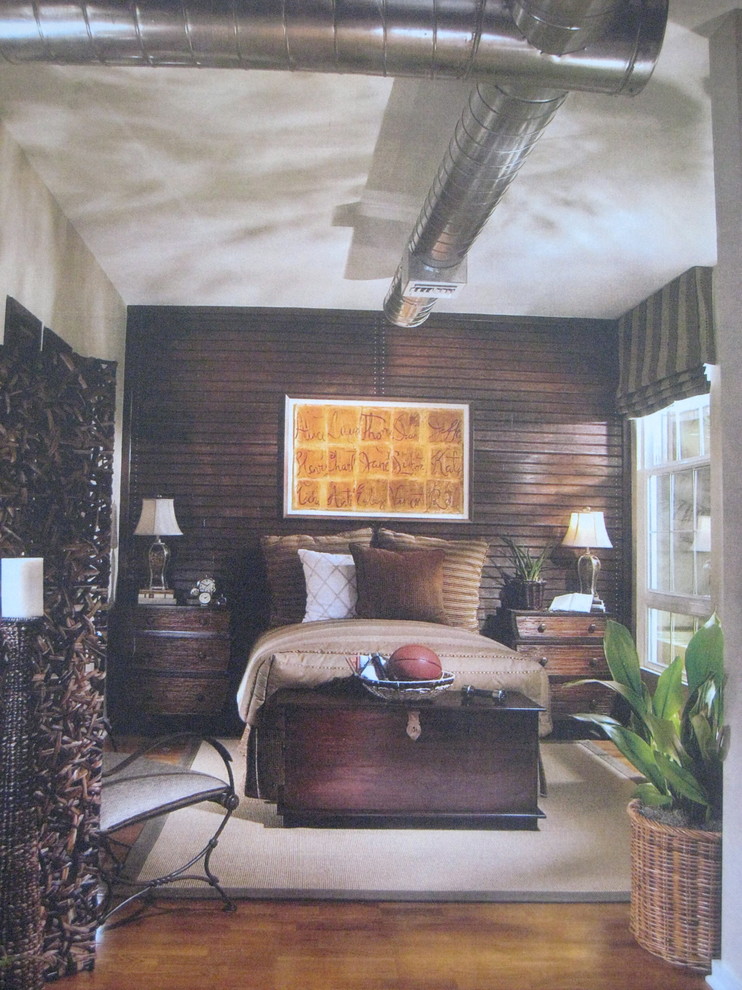 Idées déco pour une petite chambre d'amis contemporaine avec un mur beige et un sol en bois brun.
