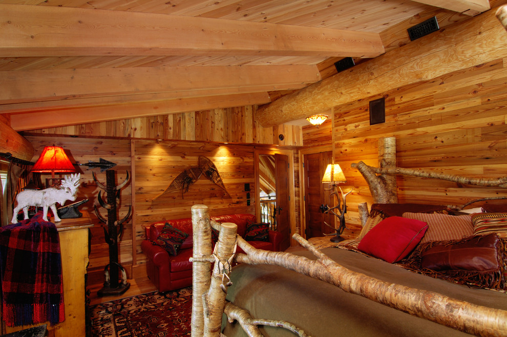 Ejemplo de habitación de invitados rural de tamaño medio con paredes marrones y suelo de madera en tonos medios