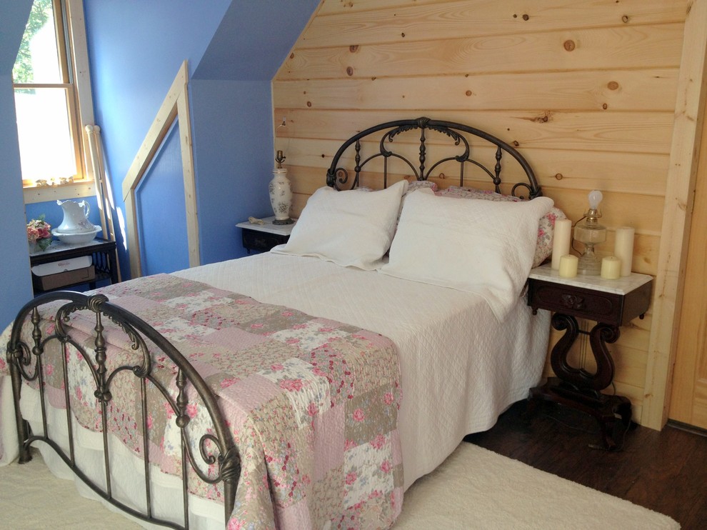 Foto de habitación de invitados rural de tamaño medio sin chimenea con paredes azules y suelo de madera oscura