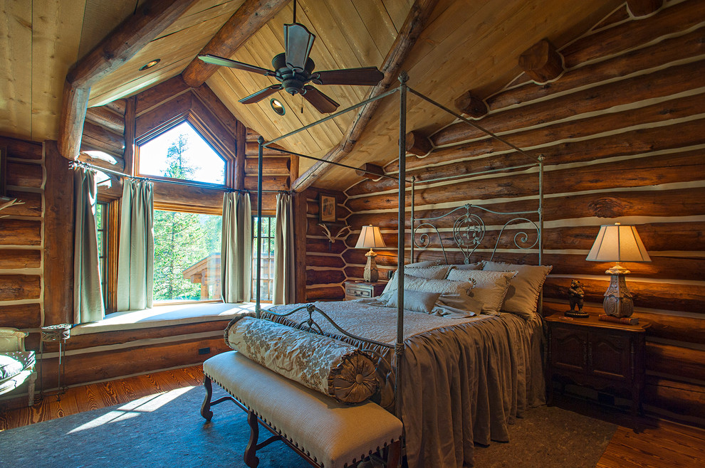 Ejemplo de dormitorio principal rural con suelo de madera en tonos medios