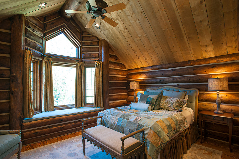 Diseño de habitación de invitados rural con suelo de madera en tonos medios