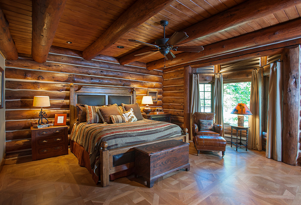 Aménagement d'une chambre parentale montagne avec un sol en bois brun.