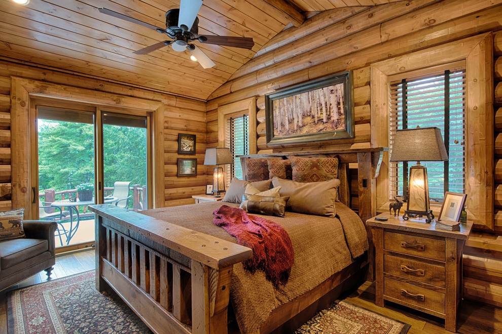 На фото: большая хозяйская спальня в стиле рустика с коричневыми стенами, паркетным полом среднего тона и коричневым полом без камина