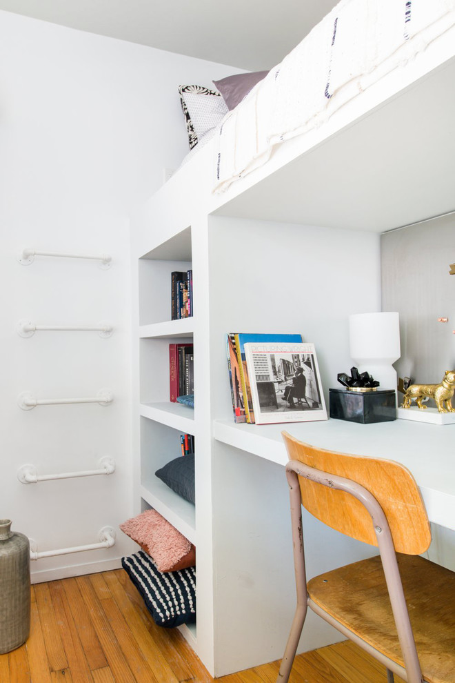 Kleines Modernes Schlafzimmer mit weißer Wandfarbe, braunem Boden und braunem Holzboden in Chicago