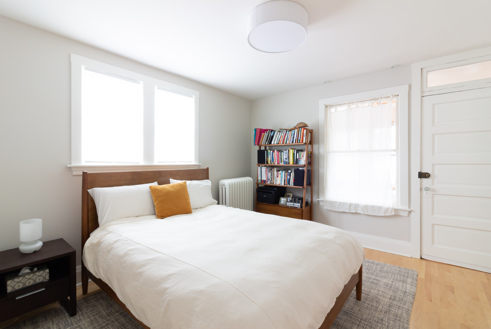 Идея дизайна: хозяйская спальня в скандинавском стиле с серыми стенами, светлым паркетным полом и бежевым полом