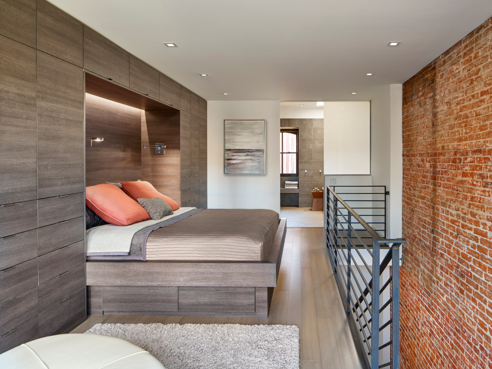フィラデルフィアにあるコンテンポラリースタイルのおしゃれなロフト寝室 (竹フローリング、白い壁、茶色い床) のレイアウト