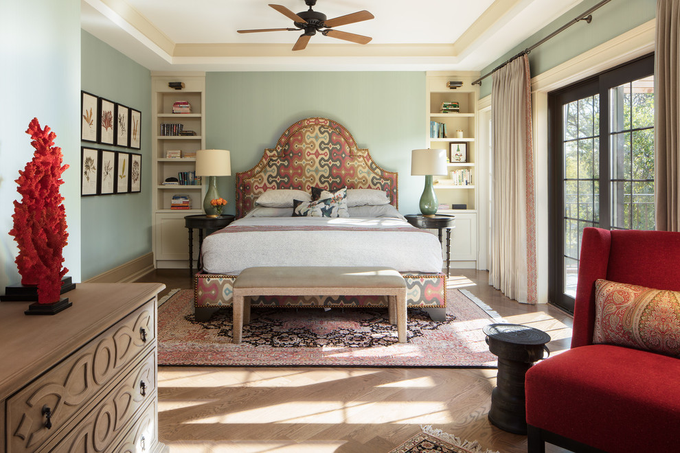 Foto de dormitorio principal tradicional grande con paredes azules, suelo de madera en tonos medios y suelo marrón