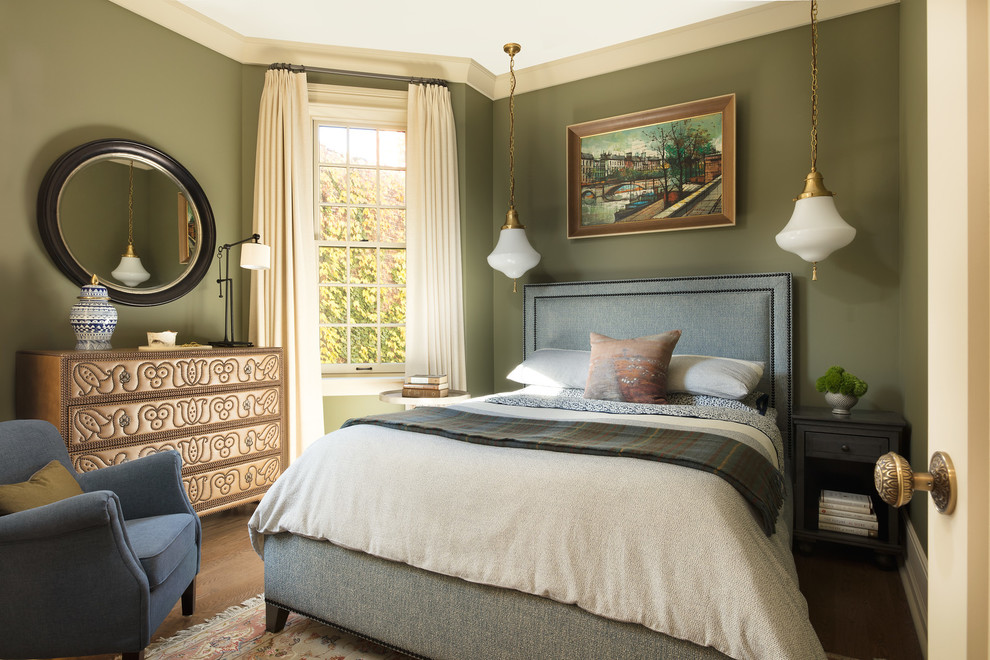 Idee per una camera da letto chic con pareti verdi, pavimento in legno massello medio e pavimento marrone