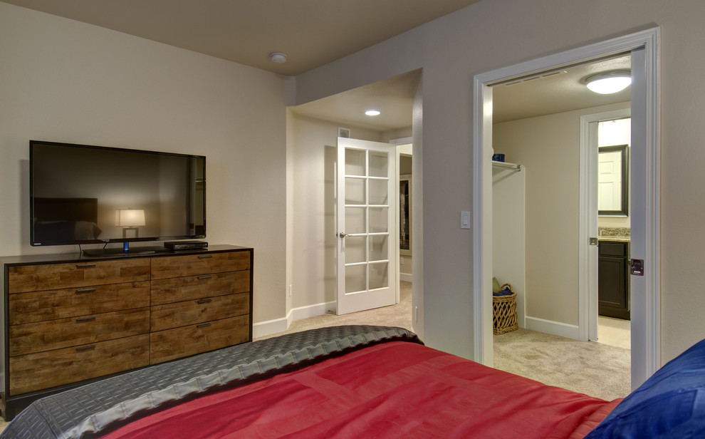 Пример оригинального дизайна: гостевая спальня среднего размера, (комната для гостей) в стиле неоклассика (современная классика) с бежевыми стенами, ковровым покрытием и бежевым полом без камина