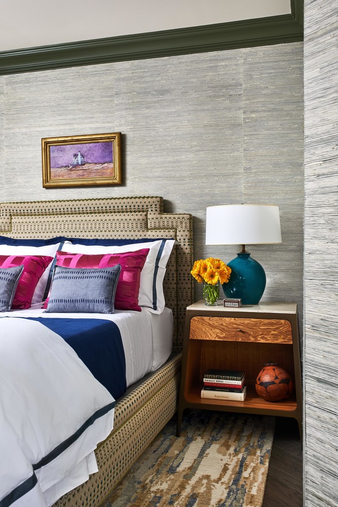Kleines Eklektisches Hauptschlafzimmer mit grauer Wandfarbe, dunklem Holzboden, Hängekamin und braunem Boden in Boston