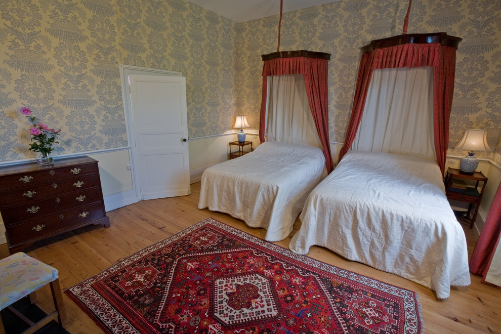 Diseño de habitación de invitados clásica con paredes multicolor y suelo de madera en tonos medios