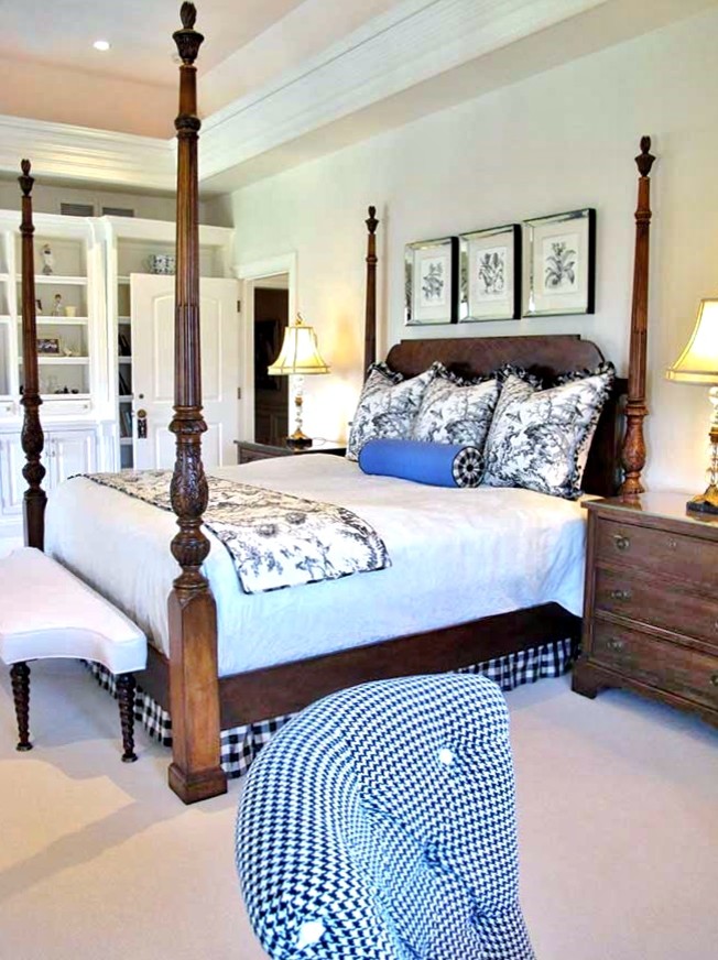 На фото: гостевая спальня среднего размера, (комната для гостей) в классическом стиле с белыми стенами и ковровым покрытием без камина