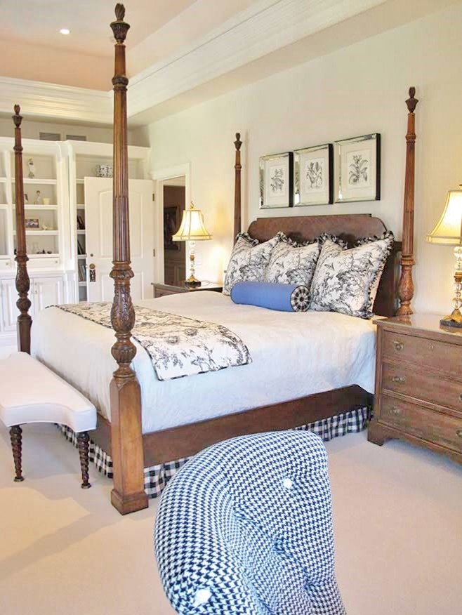 Imagen de habitación de invitados tradicional de tamaño medio sin chimenea con paredes blancas y moqueta