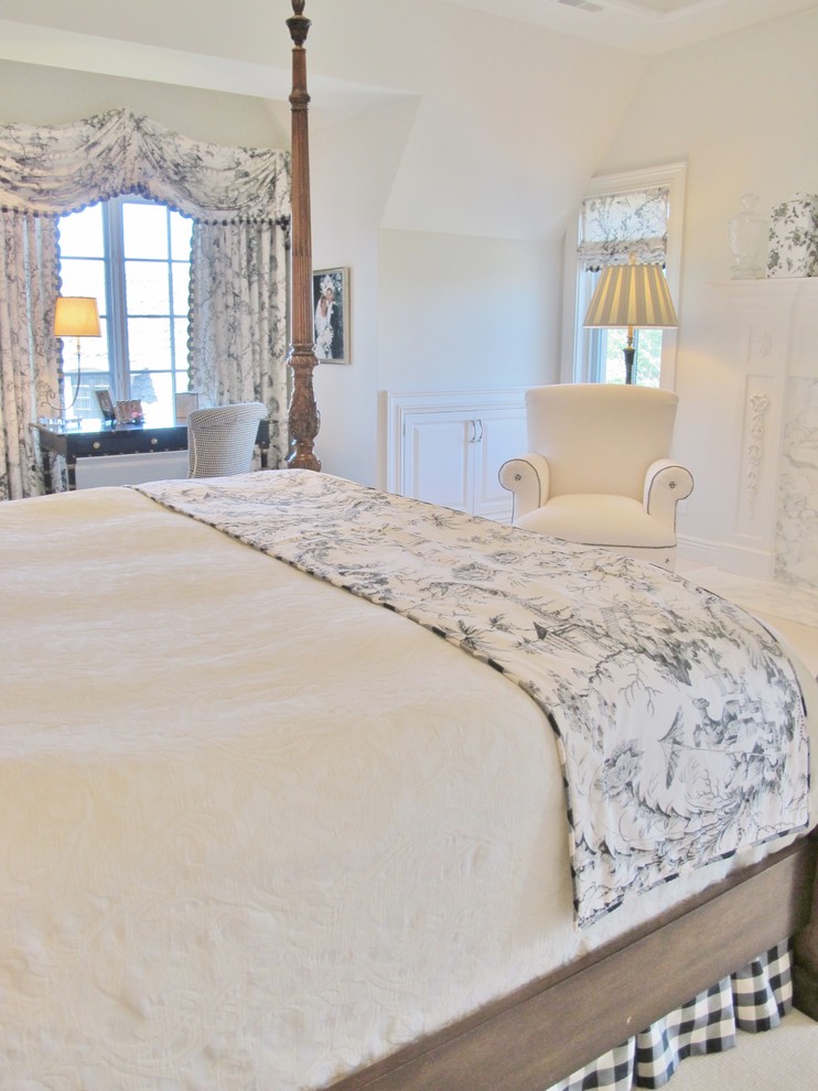 Imagen de habitación de invitados tradicional de tamaño medio sin chimenea con paredes blancas y moqueta