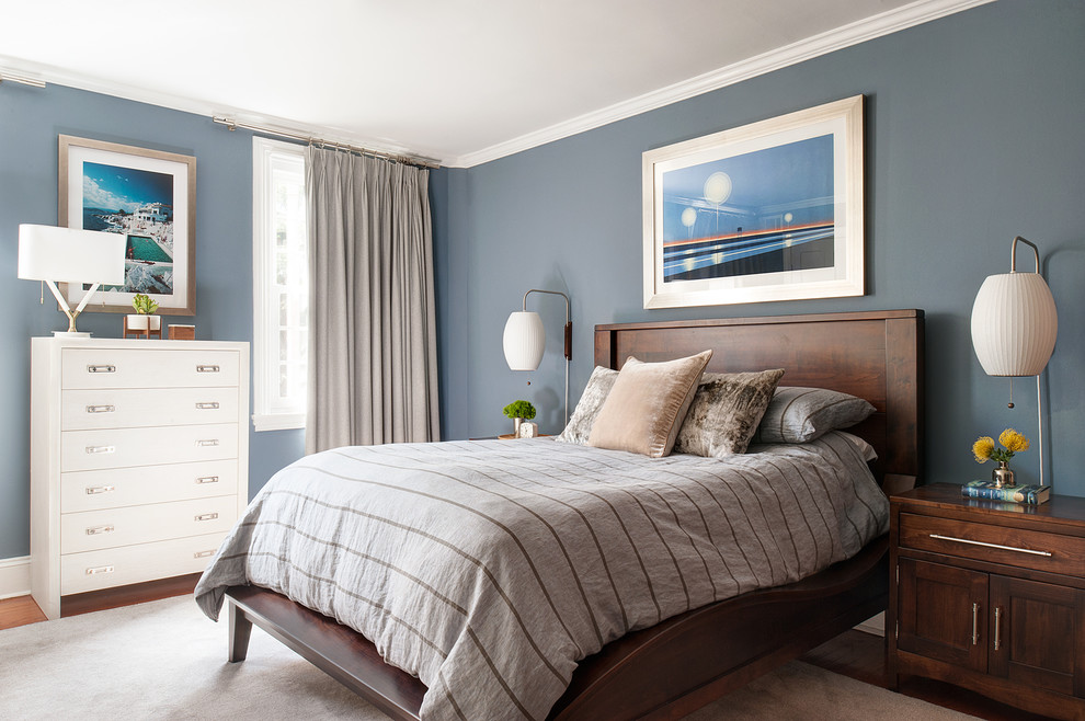 フィラデルフィアにある中くらいなトランジショナルスタイルのおしゃれな主寝室 (青い壁、濃色無垢フローリング、暖炉なし、グレーの床) のインテリア
