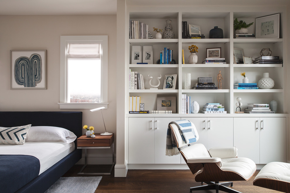 Modernes Hauptschlafzimmer mit beiger Wandfarbe und dunklem Holzboden in San Francisco