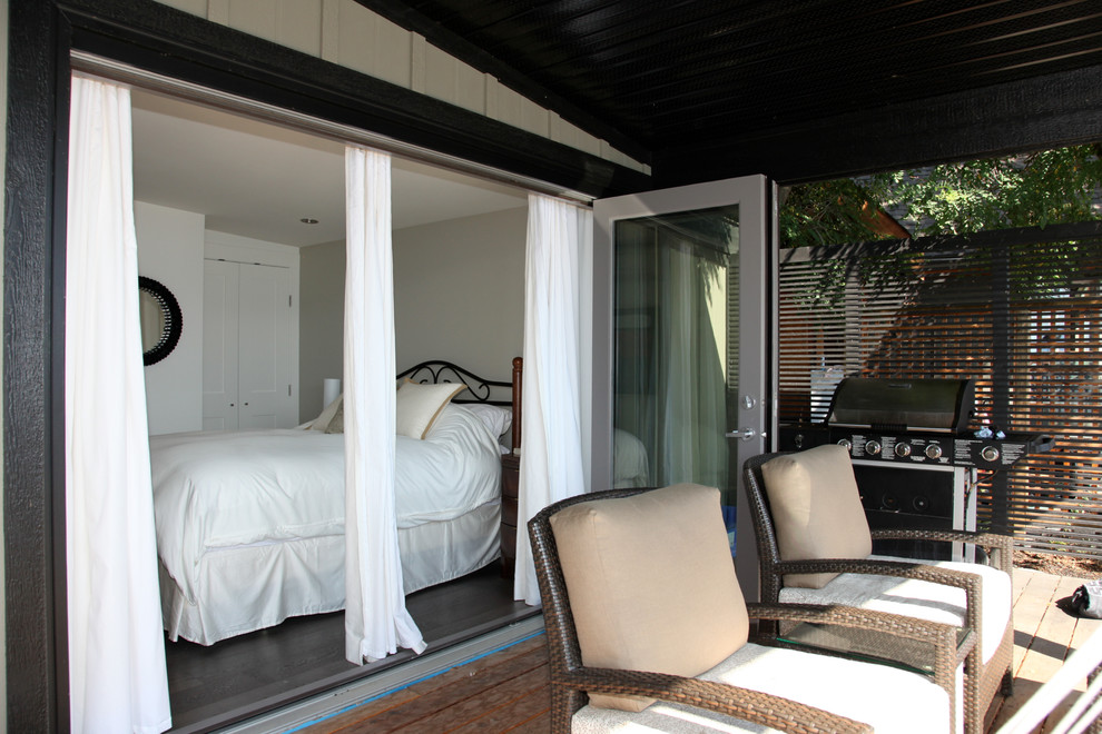 На фото: хозяйская спальня в классическом стиле с серыми стенами и темным паркетным полом без камина