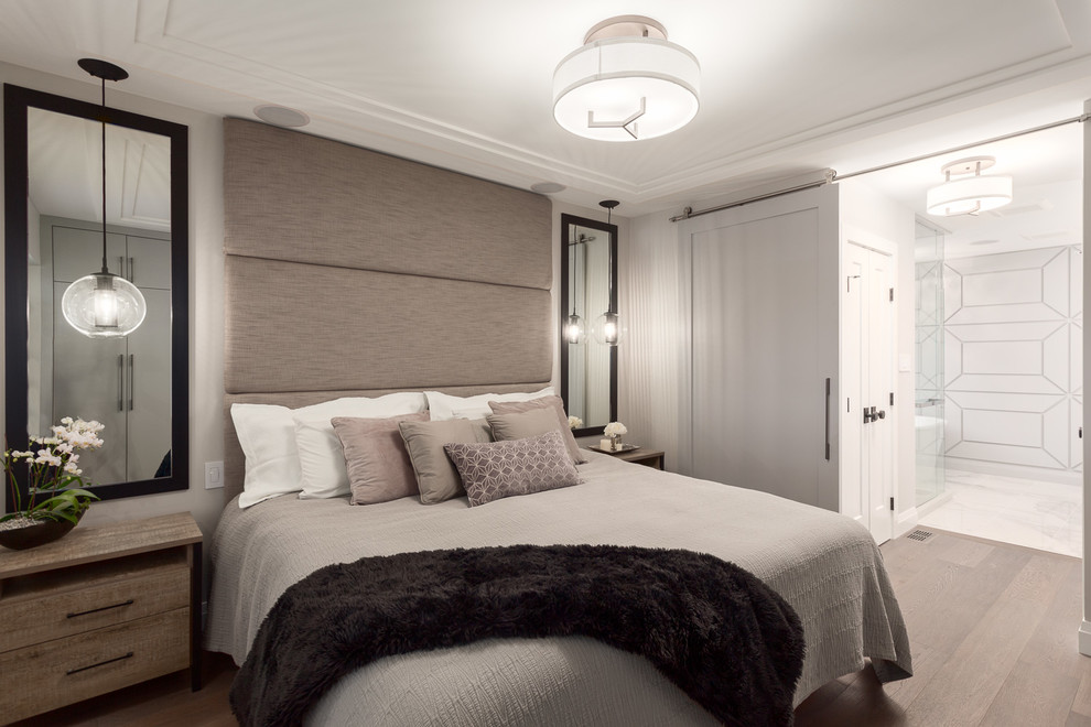 バンクーバーにある中くらいなコンテンポラリースタイルのおしゃれな主寝室 (白い壁、濃色無垢フローリング、暖炉なし、茶色い床) のレイアウト