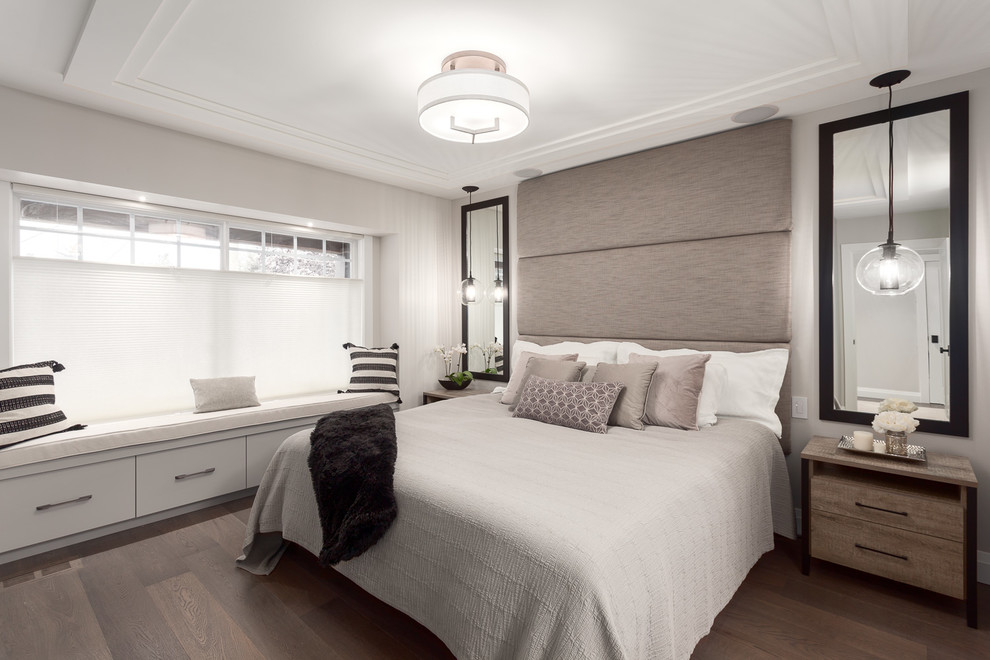 バンクーバーにある中くらいなコンテンポラリースタイルのおしゃれな主寝室 (白い壁、濃色無垢フローリング、茶色い床、暖炉なし、グレーとブラウン)