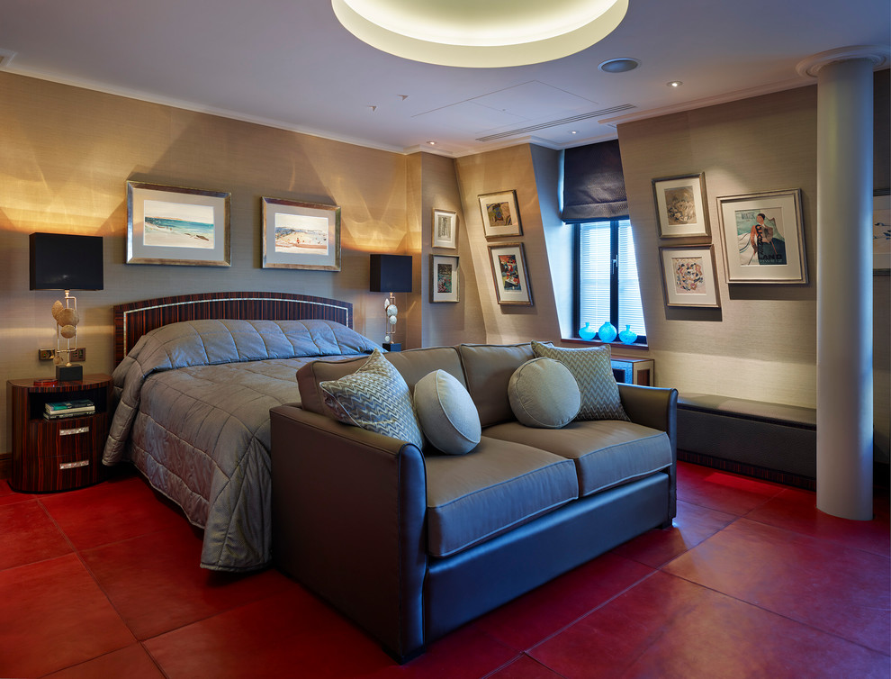 Diseño de dormitorio principal grande con paredes grises y suelo rojo