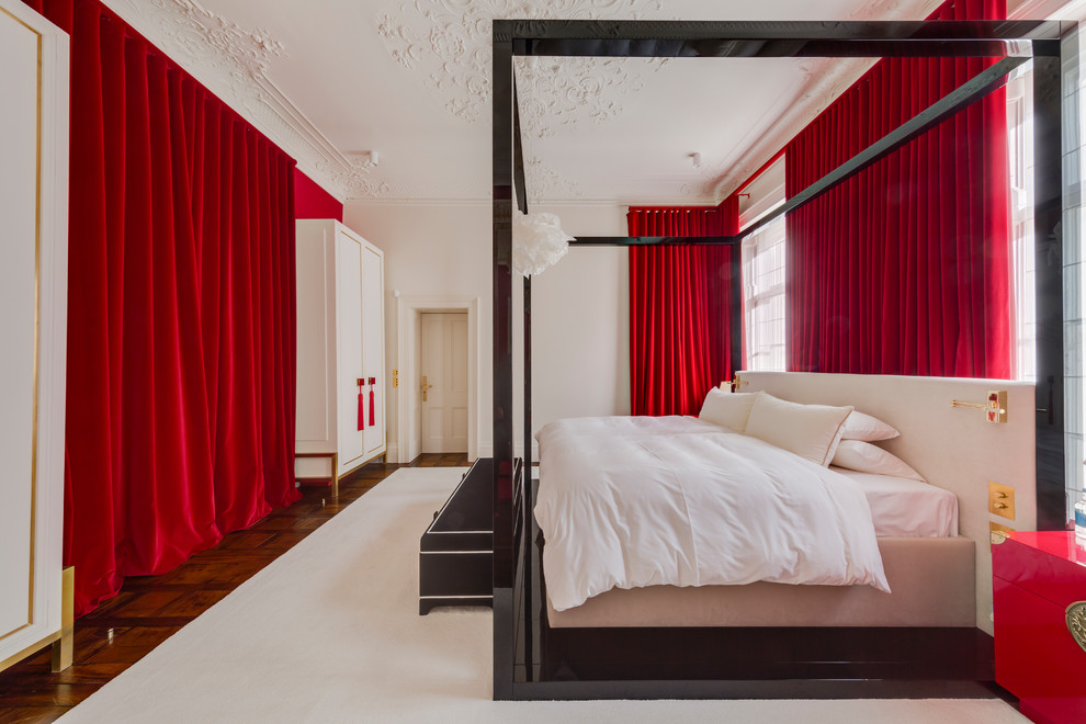 Modelo de dormitorio asiático grande con paredes blancas, suelo de madera clara y suelo marrón
