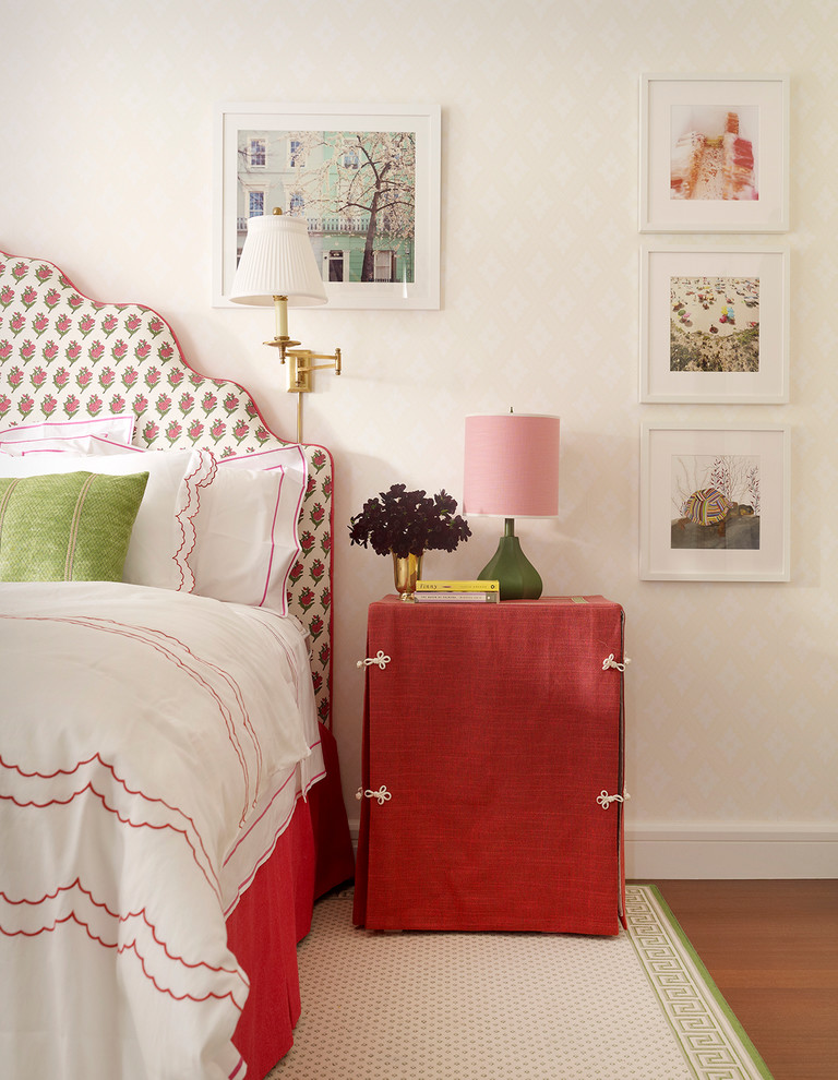 Inspiration pour une grande chambre d'amis traditionnelle avec un mur rose et un sol en bois brun.