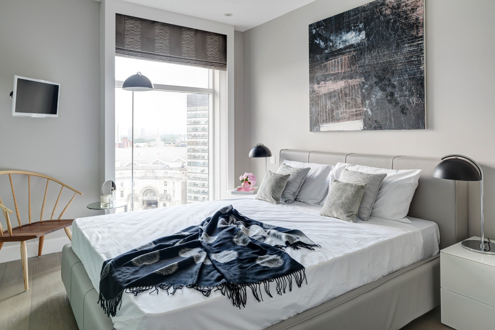 Immagine di una camera da letto contemporanea con pareti grigie