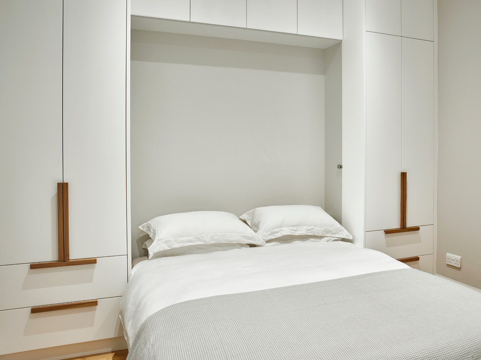 Cette image montre une chambre design de taille moyenne avec un mur gris.