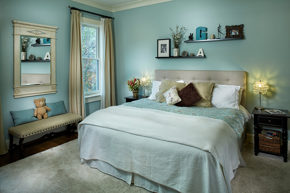 Mittelgroßes Klassisches Gästezimmer mit blauer Wandfarbe, braunem Holzboden und beigem Boden in Sonstige