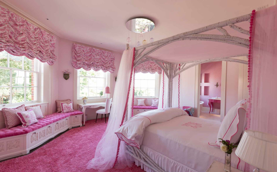 Example of a classic bedroom design in London