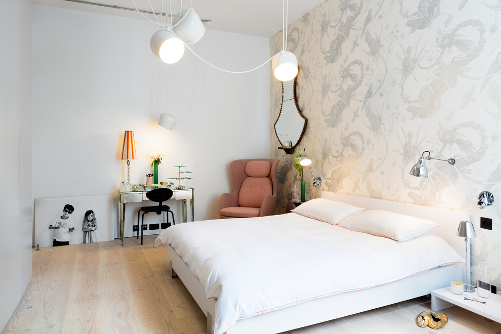 Идея дизайна: спальня на мансарде в скандинавском стиле с белыми стенами и светлым паркетным полом