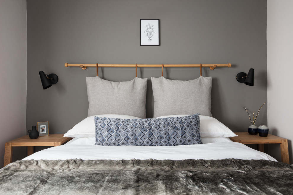 Ejemplo de dormitorio principal actual pequeño con paredes grises, moqueta y suelo beige
