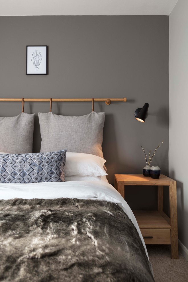Cette photo montre une petite chambre tendance avec un mur gris et un sol beige.