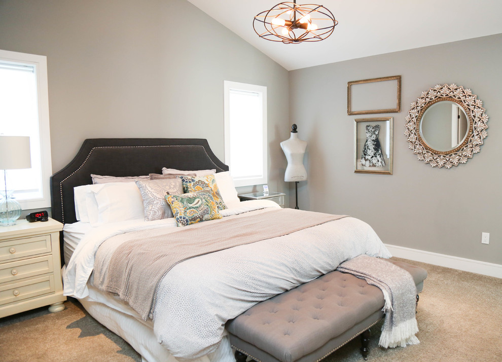 Idéer för att renovera ett vintage sovrum, med grå väggar, heltäckningsmatta och beiget golv