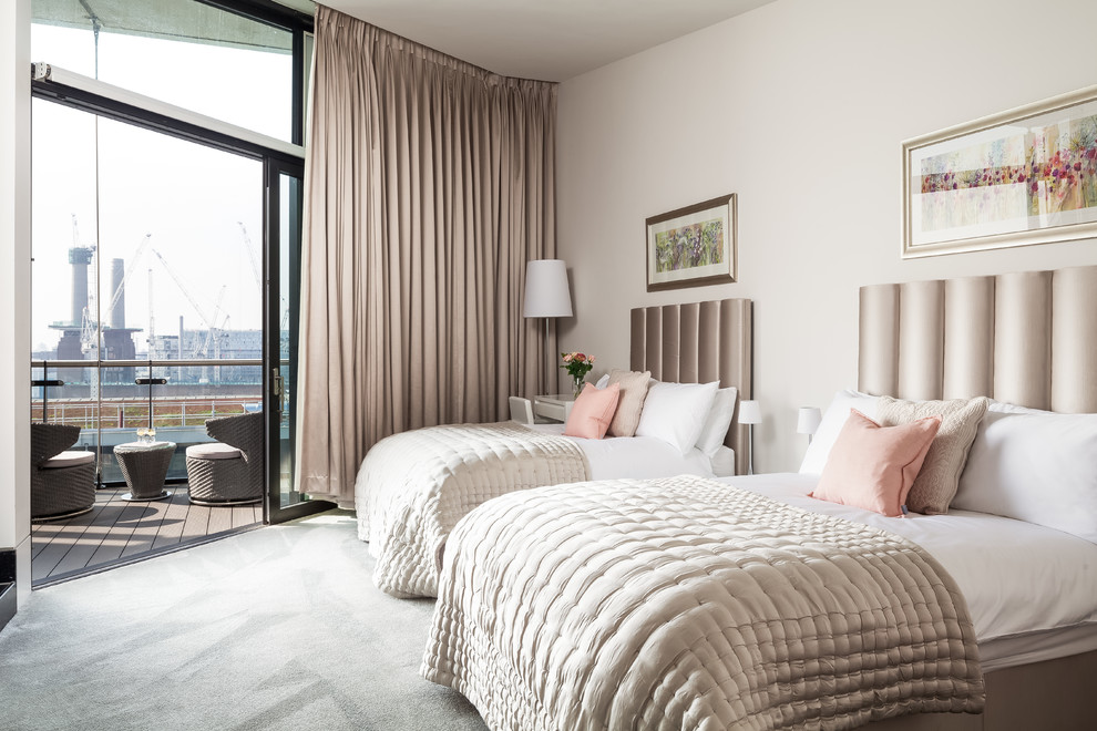 На фото: огромная гостевая спальня (комната для гостей) в стиле неоклассика (современная классика) с белыми стенами, ковровым покрытием и зеленым полом