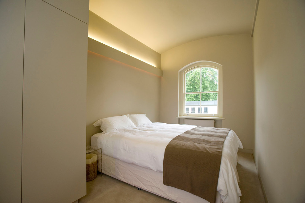 Photo of a contemporary bedroom in Berkshire.