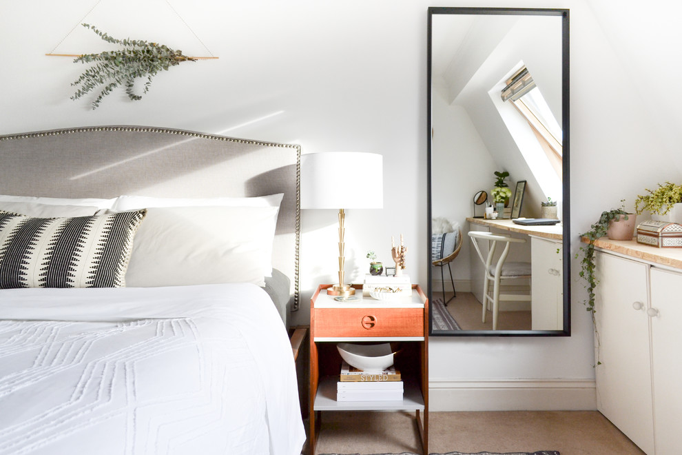 Foto de dormitorio principal nórdico de tamaño medio con paredes blancas y moqueta