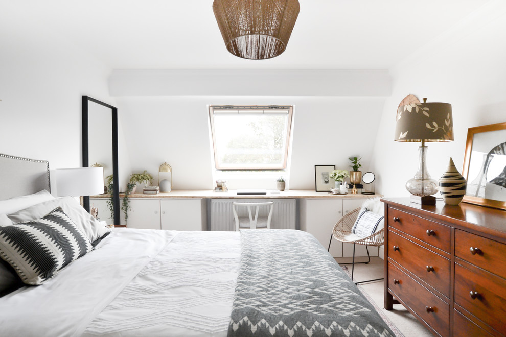 Mittelgroßes Skandinavisches Hauptschlafzimmer mit weißer Wandfarbe und Teppichboden in London