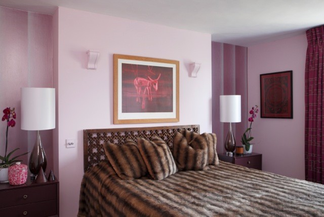 Modelo de habitación de invitados clásica renovada con paredes rosas y moqueta
