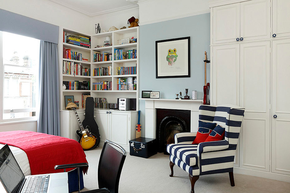 Cette photo montre une grande chambre chic avec un mur bleu, une cheminée standard et un manteau de cheminée en bois.
